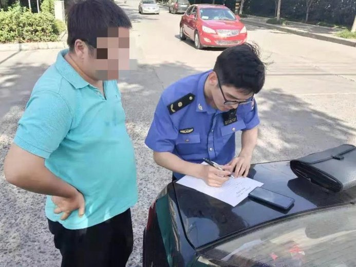 城管如何处理乱扔垃圾？罚款与教育并重